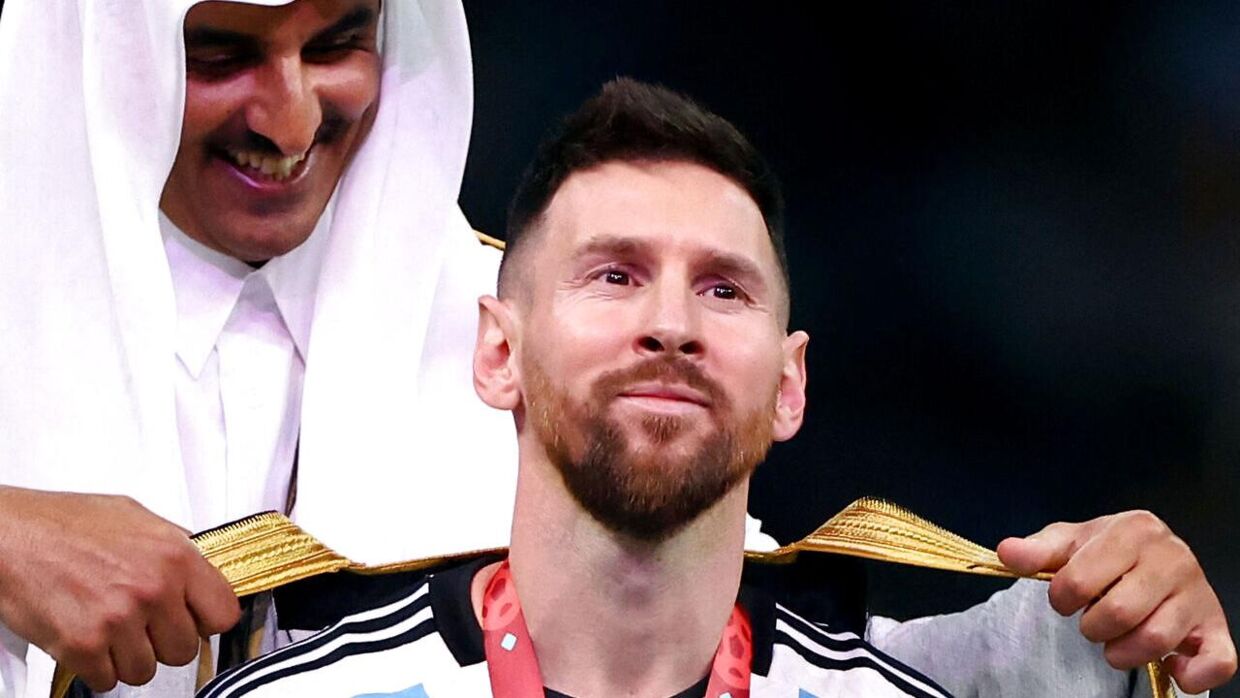 Emiren af Qatar Sheikh Tamim bin Hamad Al Thani ifører Messi den lokale kåbe - en såkaldt bisht.