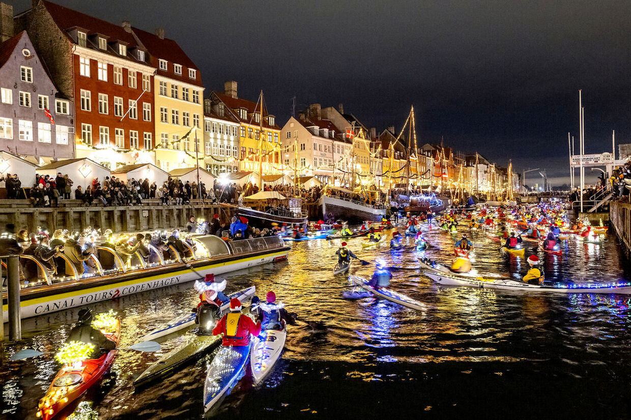 Flere hundrede julepyntede kajakker roede luciaoptog tirsdag d. 13. december 2022 rundt i Københavns Havn og sang Lucia-sangen. Her er de mange flot oplyste kajakker nået til Nyhavn.