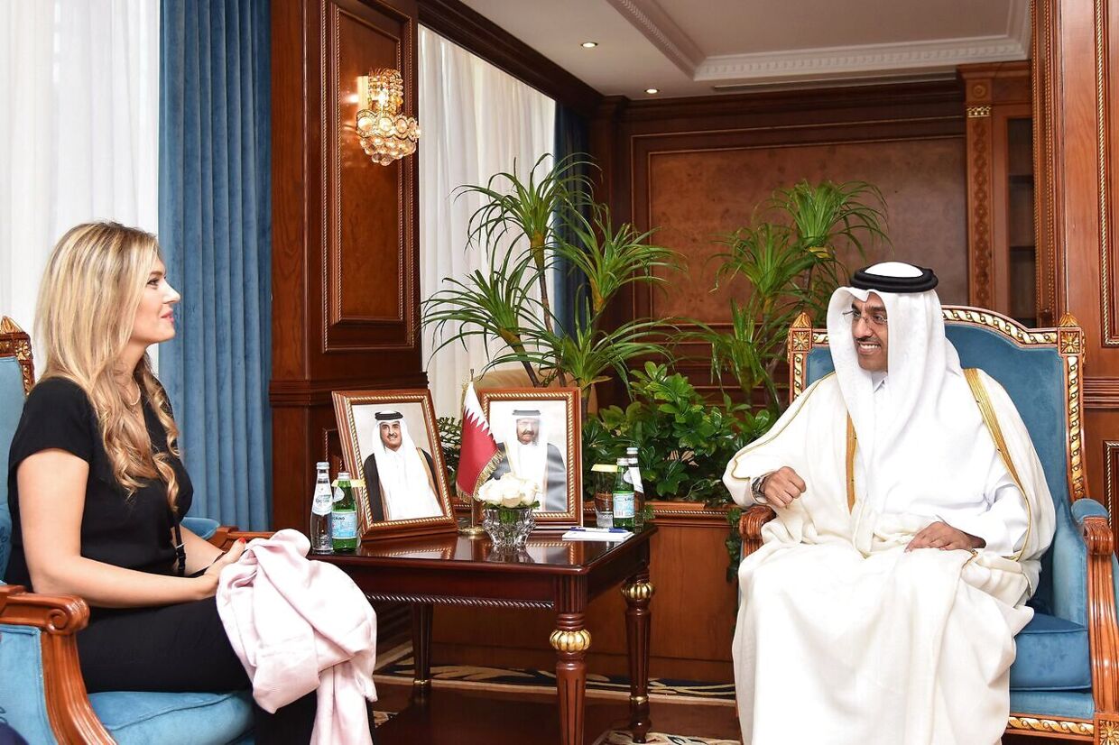 Qatars arbejdsminister, Ali bin Samikh al-Marri med Europa-Parlamentets vicepræsident, Eva Kaili, i Doha oktober 2022. Kaili er nu arresteret, og Qartar beskyldes for at medvirke til bestikkelse af lovgivere.