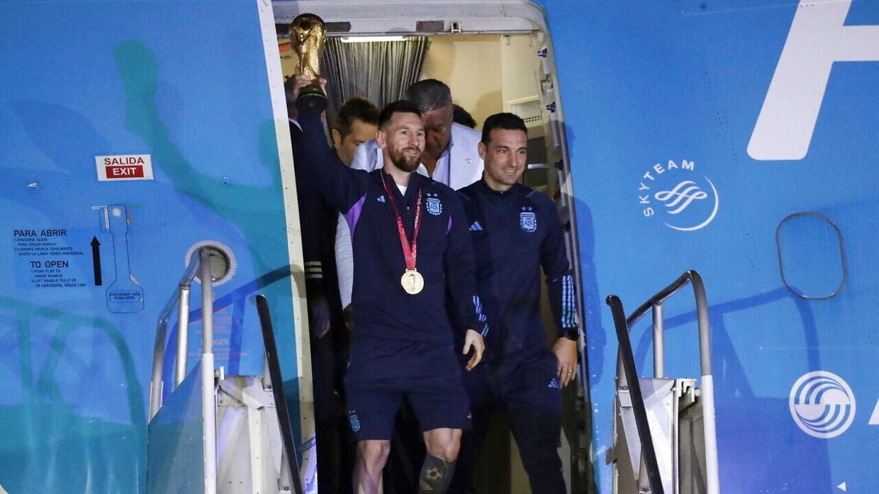 Messi og træneren Scaloni var de første, der kom ud af flyet. 
