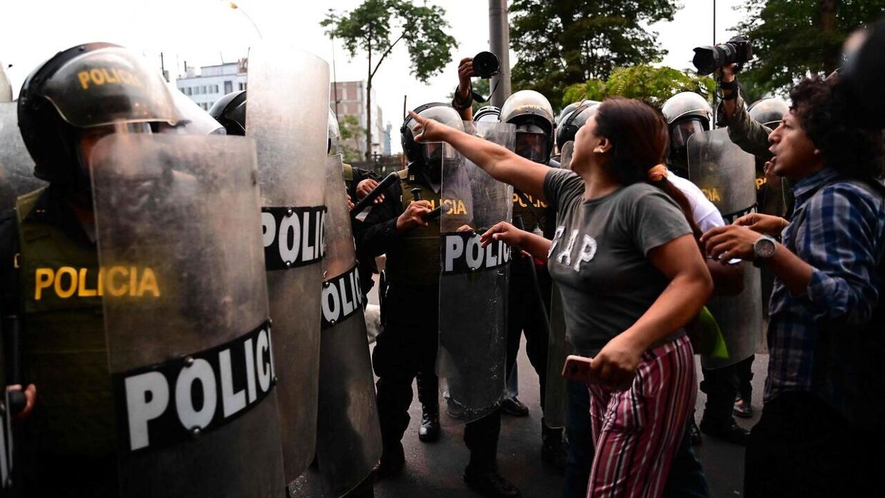 Her ses sammenstød mellem demonstranter og politi i hovedstaden Lima 15. december.