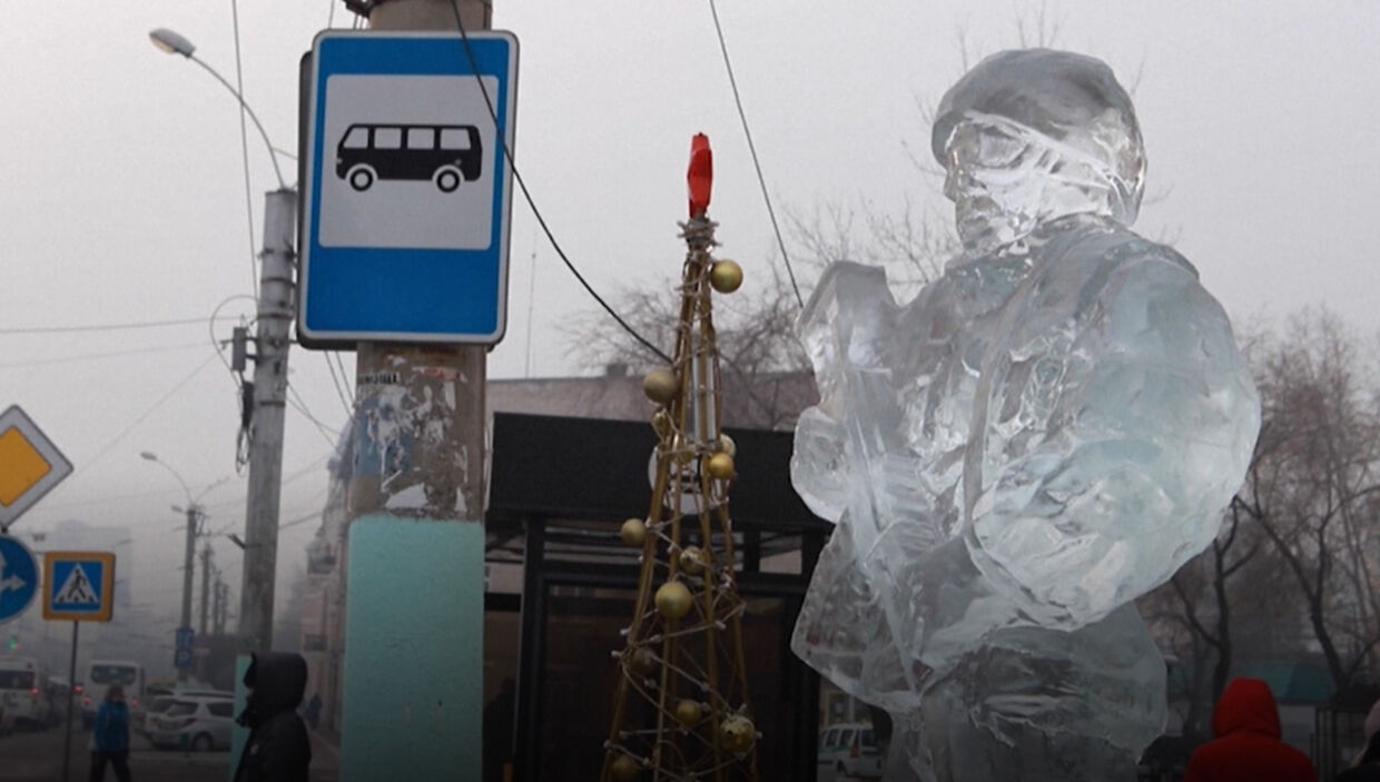 En soldat af is står ved et busstoppested i den sibiriske by Tjita.