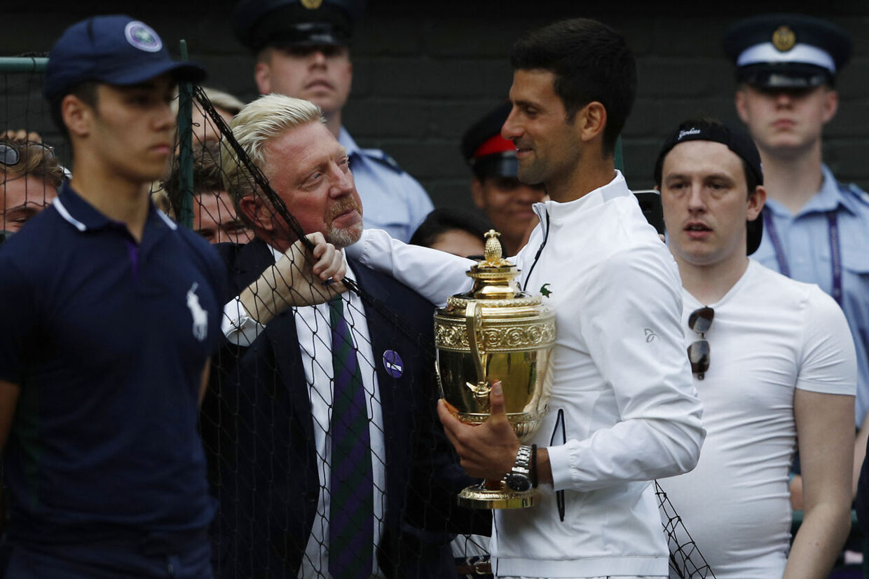 Novak Djokovic med Boris Becker, efter at førstnævnte vandt Wimbledon i 2019. Adrian DENNIS / POOL / AFP