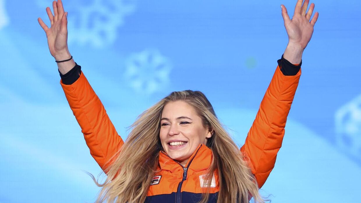Jutta Leerdam fejrer sin OL-sølvmedalje i 2022.