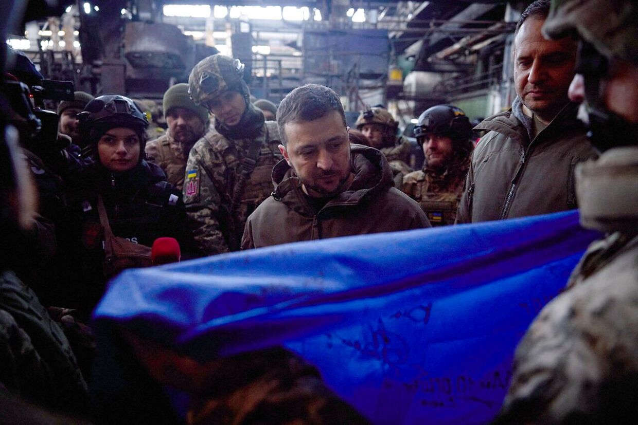 Volodymyr Zelenskyj får tirsdag overrakt et flag af de ukrainske soldater i Bakhmut. De har signeret det.