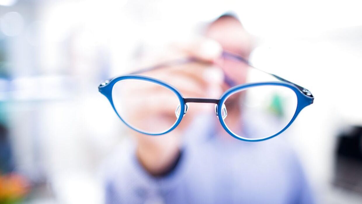 Der er mange måder at pudse sine briller, men det er ikke alle måder, der er lige sikre.