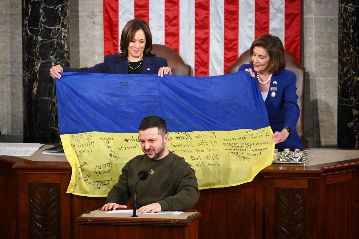 USAs vicepræsident Kamala Harris og lederen af Repræsentanternes Hus, Nancy Pelosi, holder er ukrainsk flag medbragt af Volodymyr Zelenskyj op i Kongressen.