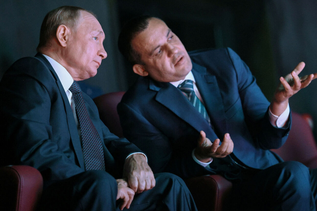 Ruslands præsident, Vladimir Putin, er her i samtale med IBA&#039;s præsident, Umar Kremlev, i forbindelse med åbningen af et boksecenter i Moskva i september. Sputnik/Reuters