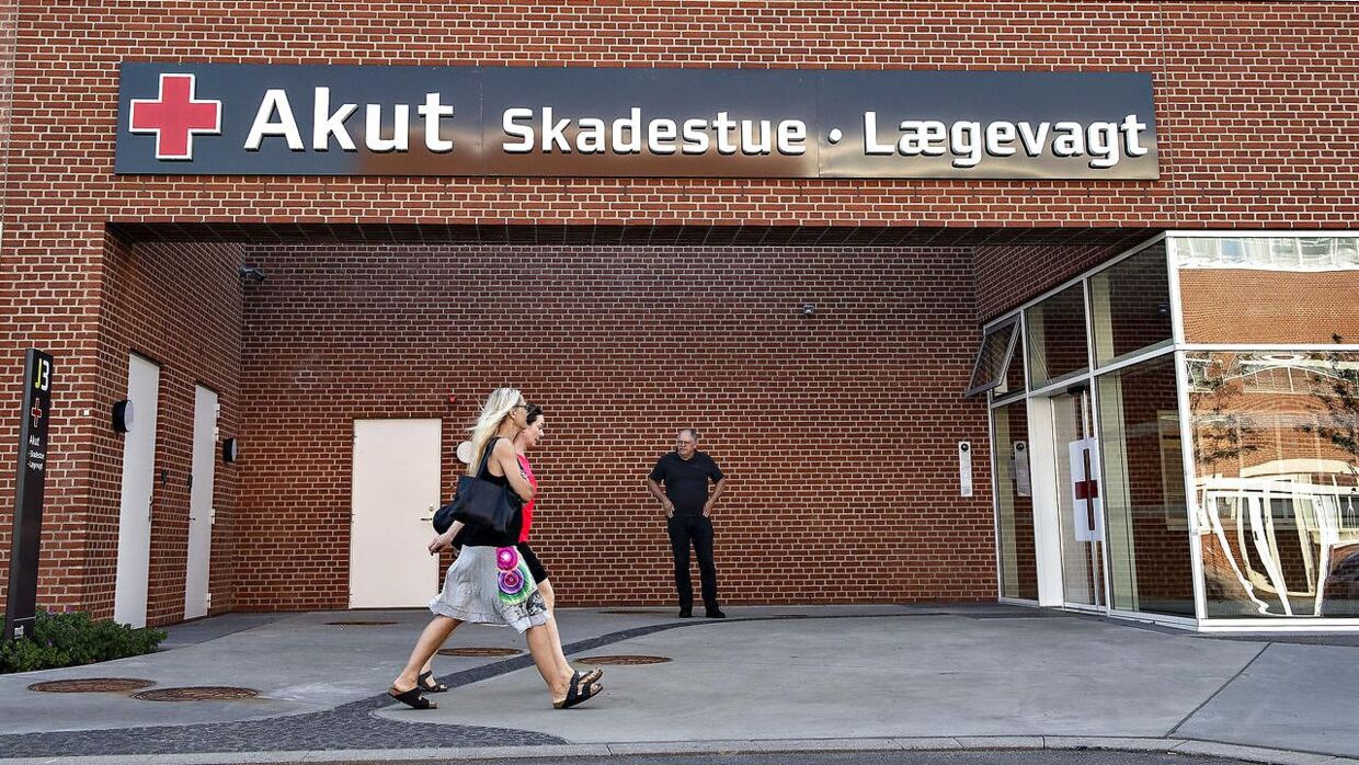 Ifølge dommen forgreb den 30-årige læge sig på en kvindelig patient indlagt på akutafdelingen på Aarhus Universitetshospital, der han udførte vaginale og rektale undersøgelser på hende, selvom de ikke var lægefagligt begrundede. 