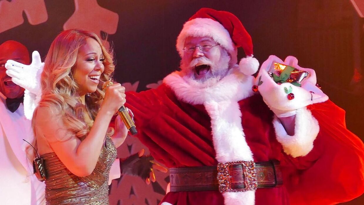 Mariah Carey da hun optrådte med sangen i 2015.
