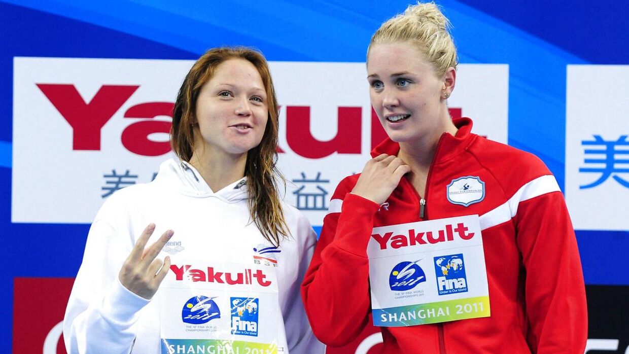 Jeanette Ottesen og Aliaksandra Herasimenia stod på podiet sammen ved VM i 2011. De to gjorde noget så sjældent som at dele en VM-guldmedalje, da de to kom ind i helt samme tid.