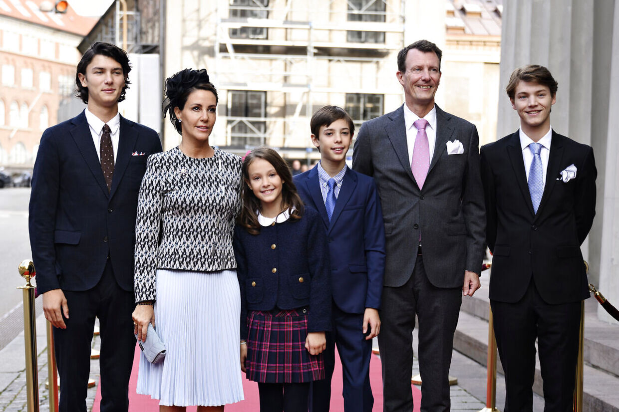 Prins Joachim, prinsesse Marie, prins Nikolai, prins Felix, prins Henrik og prinsesse Athena under ankomsten til Vor Frue Kirke før gudstjenesten under fejringen af Dronningens 50-års regeringsjubilæum i København 11. september 2022.
