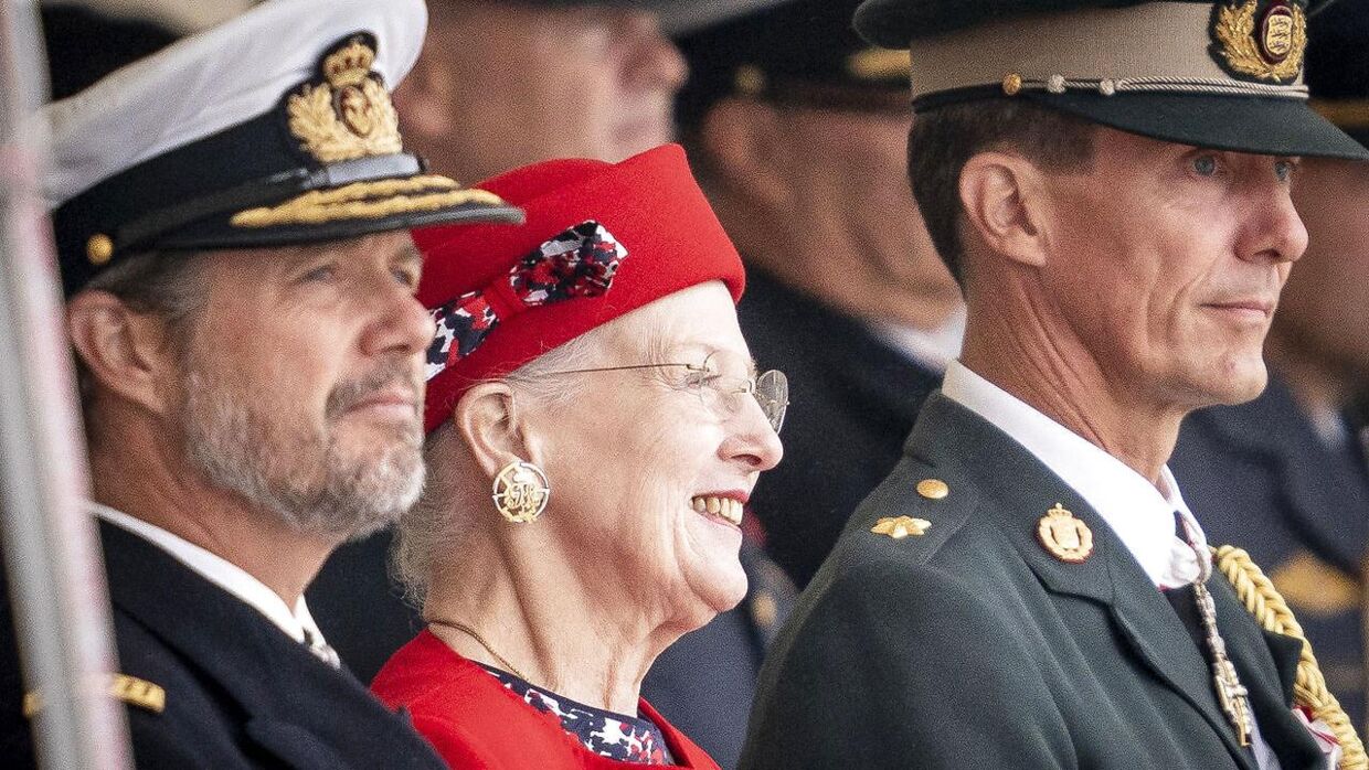 (ARKIV) Dronning Margrethe sammen med kronprins Frederik og prins Joachim i forbindelse med markeringen af Dronningens 50-års regentjubilæum.