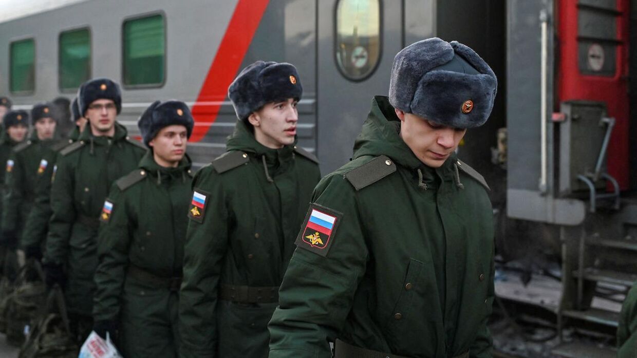 Arkivfoto. Russiske værnepligtige bliver indkaldt til militæret. Her ses de værnepligtige før de stiger ombord på et tog i Omsk i Rusland.