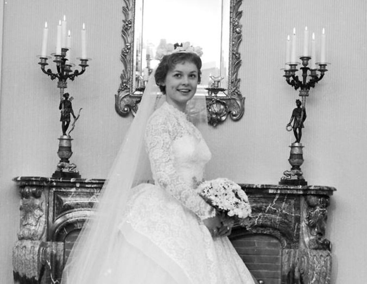 I 'Baronessen fra benzintanken' fra 1960 står Ghita Nørby brud. Blot tre år efter, at hendes første mand begik selvmord.