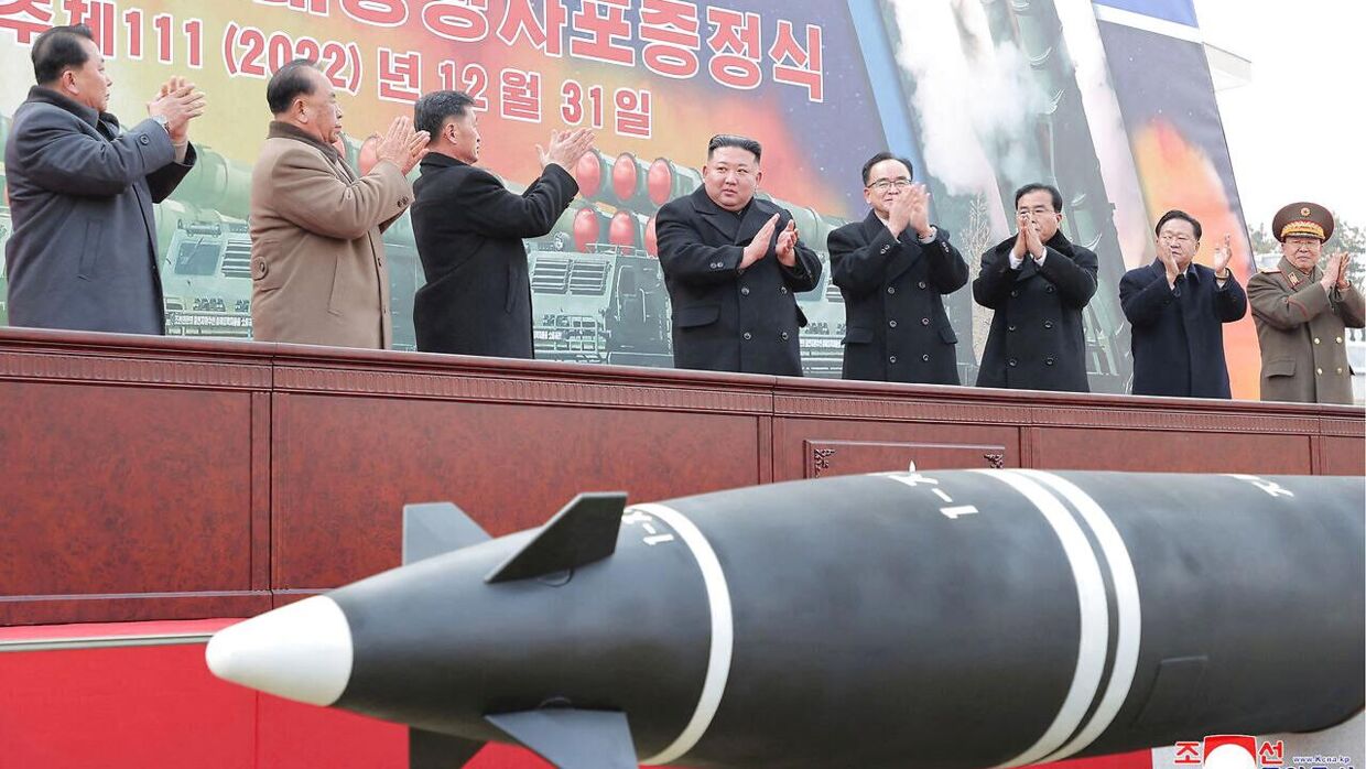 Kim Jong-un (i midten) ved en ceremoni for nye nordkoreanske missiler 1. januar 2023.