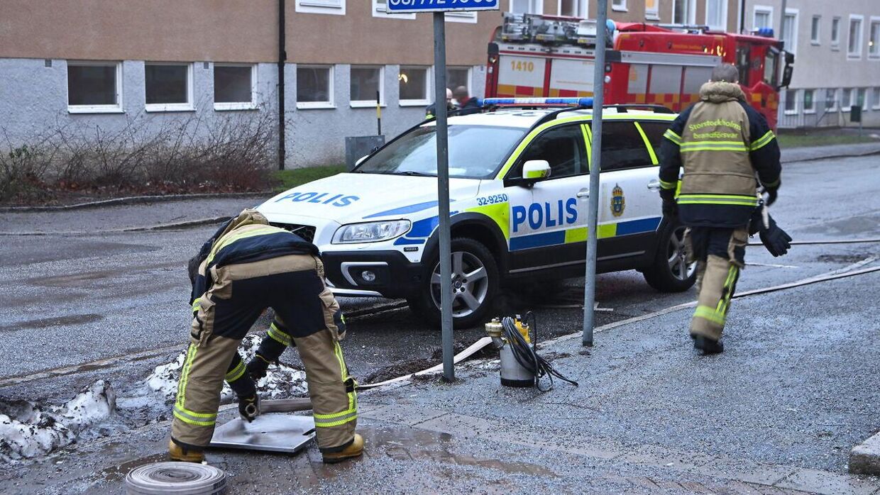 Politiet inspicerer stedet, efter at en hoveddør til et hus blev sprængt i luften i Bagarmossen, det vestlige Stockhlom, Sverige den 2. januar.