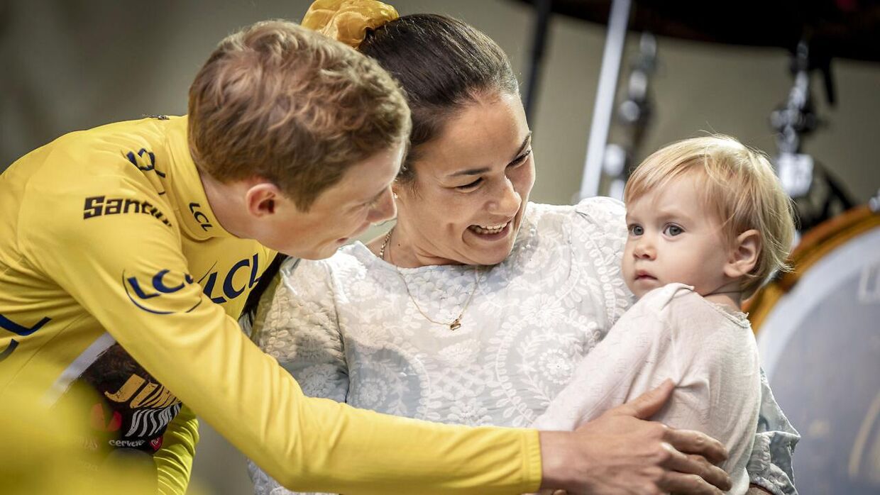 Jonas Vingegaard bliver hyldet i København med Trina og lille Frida ved sin side.