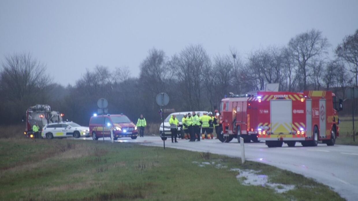 Et uheld på Ringkøbingvej ved Videbæk spærrer onsdag formiddag vejen i begge retninger.