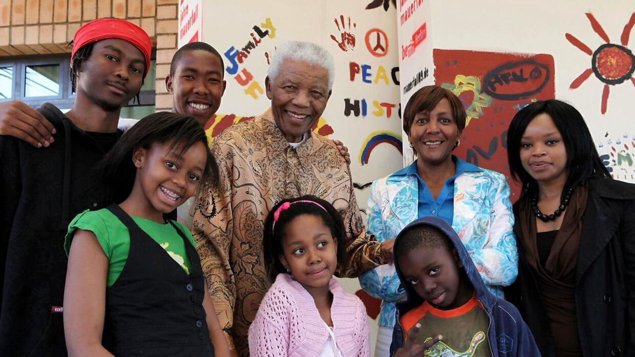 Ndileka Mandela ses her til højre for sin bedstefar, mens hans endnu levede. 