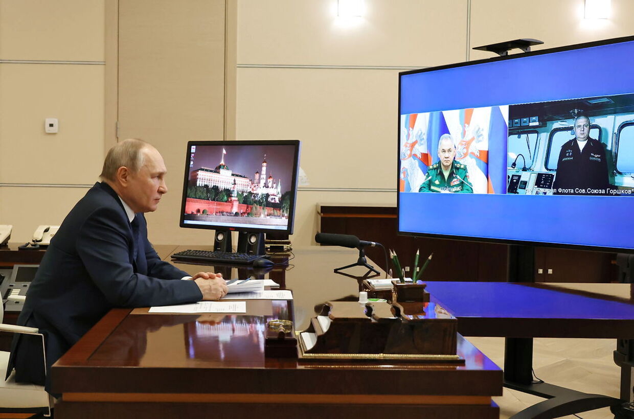 Vladimir Putin fulgte afskeden med 'Admiral Gorshkov' hjemme fra sit kontor i Moskva.