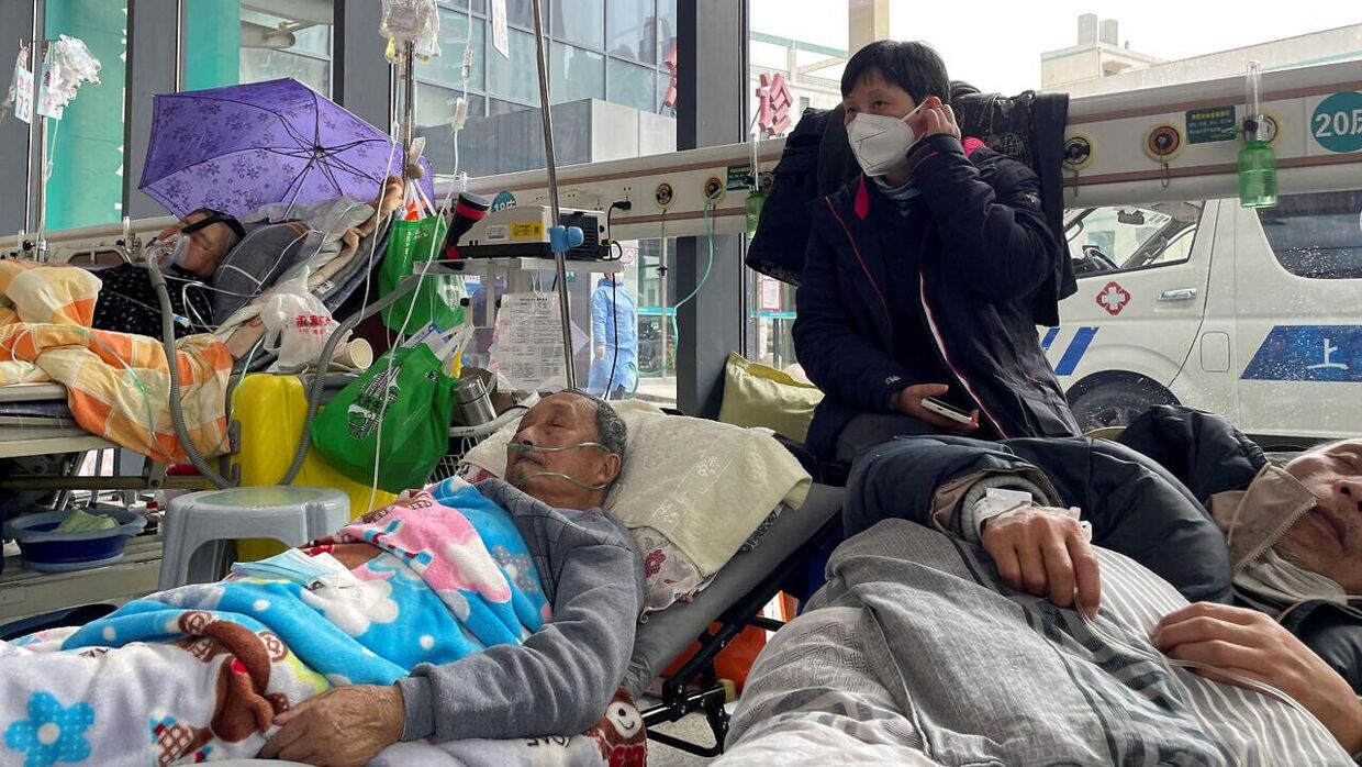 Patienter ligger i senge i akutmodtagelsen som følger af udbrud af COVID-19 i Shanghai, Kina
