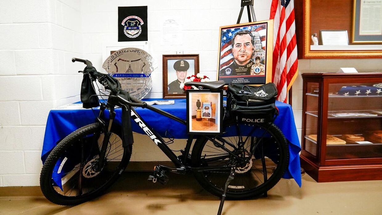 Politibetjenten ved Capitol Hill, Brian Sicknick, døde efter to strokes dagen efter Capitol Riot. Her mindes han, hvor blandt andet hans tjenestecykel kan ses.