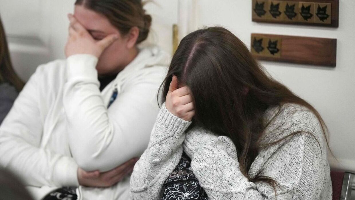 To kvinder forsøger at holde tårerne tilbage efter nyheden om familietragedien.