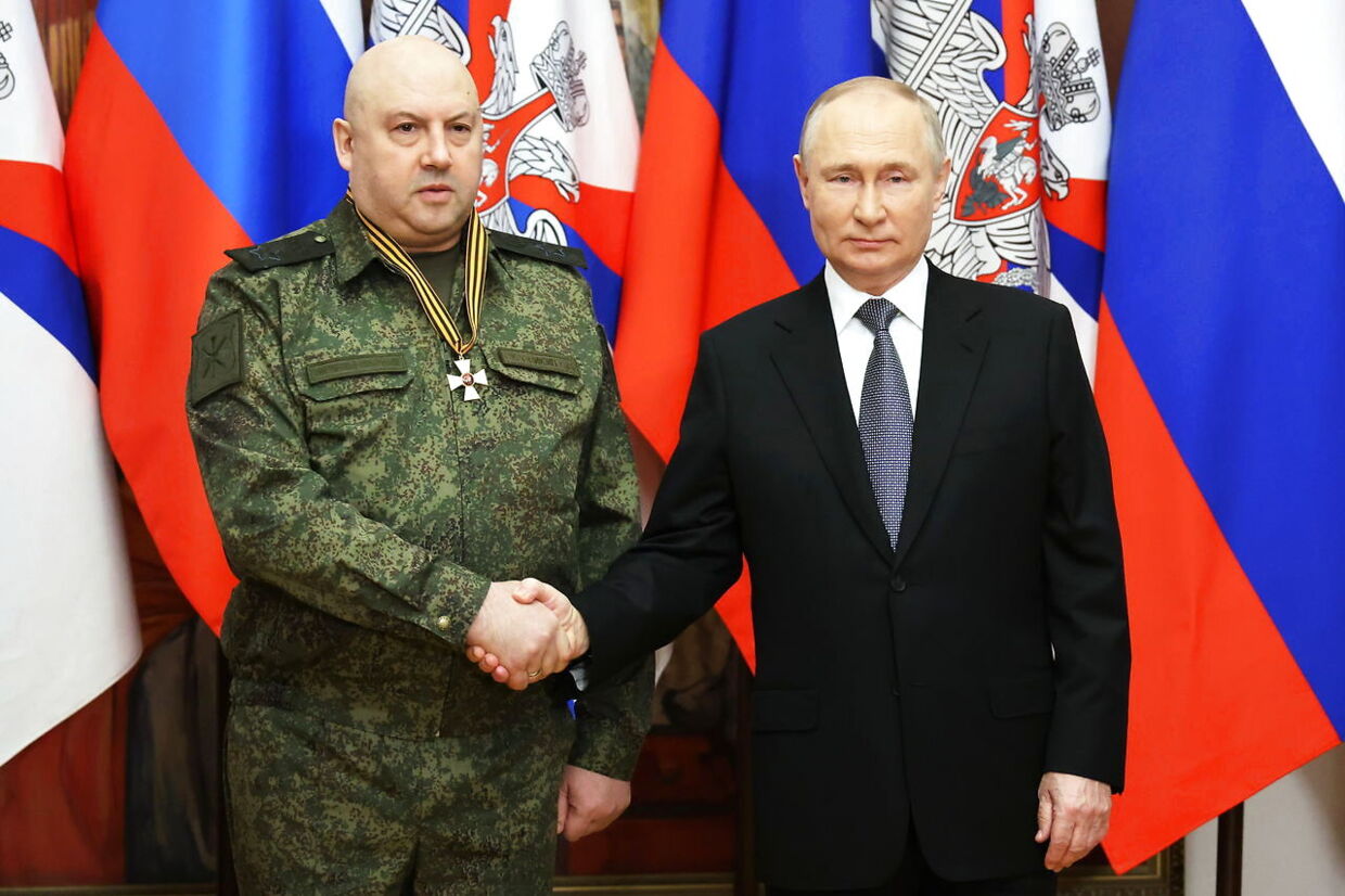 Sergej Surovikin startede sin aktive militære karriere i Afghanistan i slutningen af 1980'erne. Her ses han sammen med Putin. 