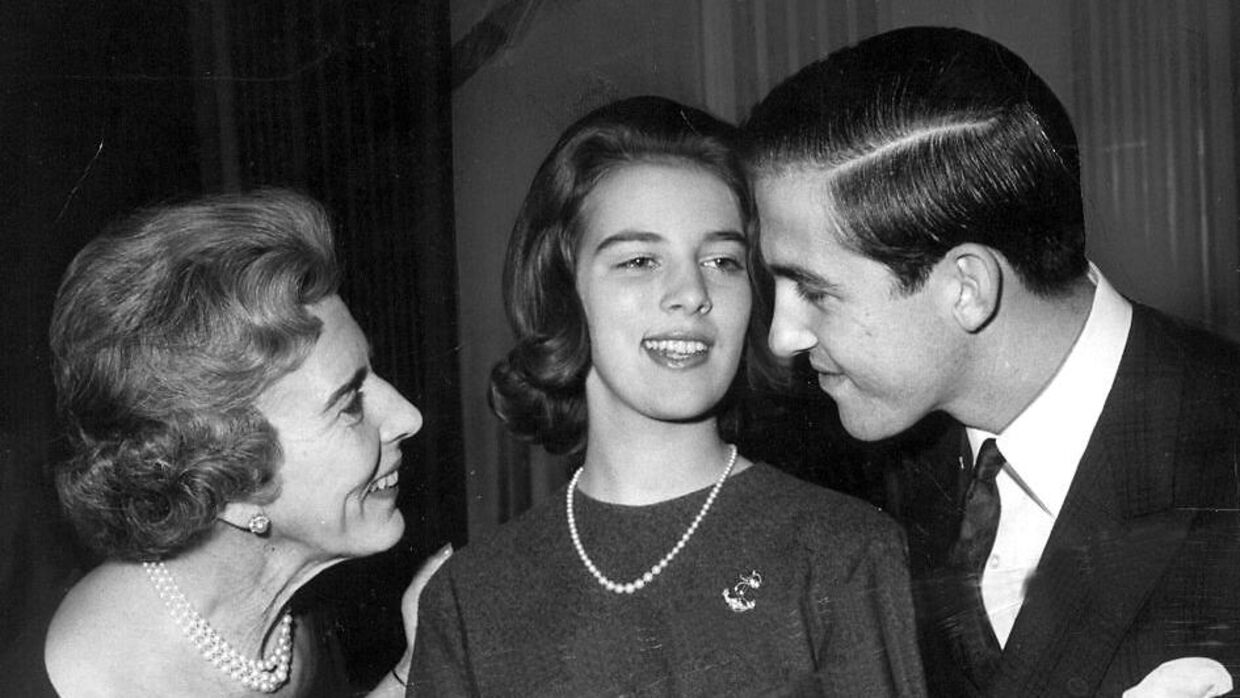 Dronning Ingrid ønsker prinsesse Anne-Marie og kronprins Konstantin af Grækenland til lykke med forlovelsen på Fredensborg i 1963.