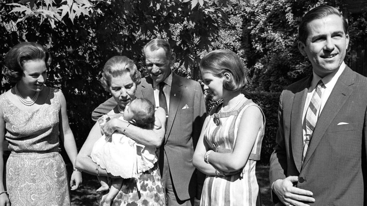 Grækenlands kong Konstantin og dronning Anne-Marie med den lille prinsesse Alexia. Kong Frederik IX og dronning Ingrid samt prinsesse Benedikte er også med.