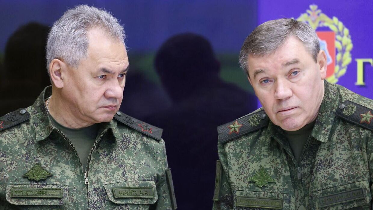 Ruslands forsvarsminister, Sergej Sjojgu (tv.), med chefen for Ruslands generalstab, Valerij Gerasimov.
