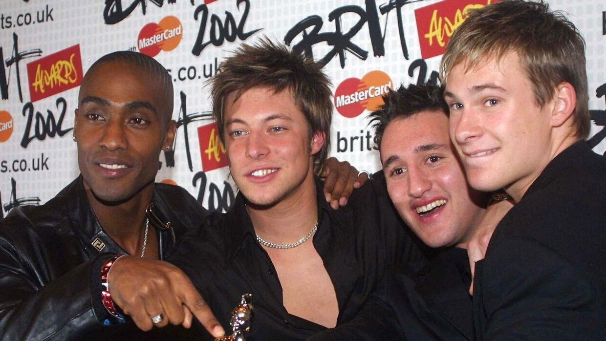 Det britiske boyband 'Blue' (fra venstre) Simon Webb, Duncan James, Antony Costa og Lee Ryan, poserer for medierne med prisen for bedste nykommer ved 2002 Brit Awards, backstage ved Londons Earls Court