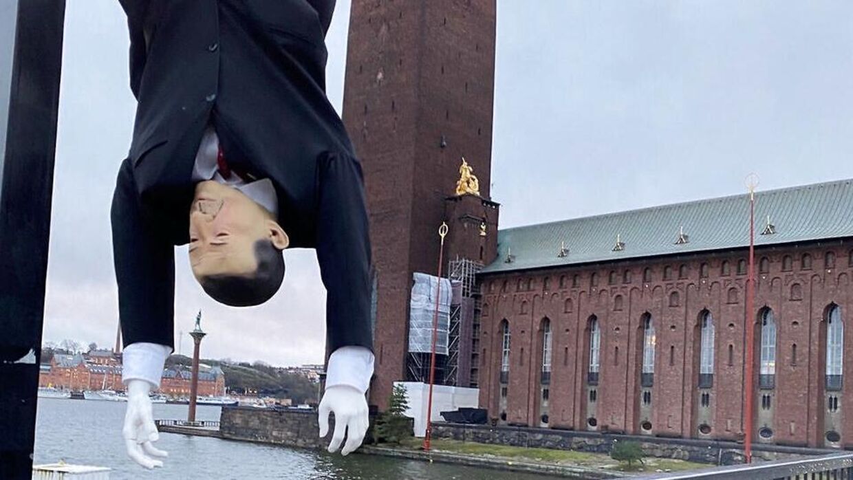 Dukken forestillende Recep Tayyip Erdogan blev hængt op foran rådhuset i Stockholm torsdag morgen.