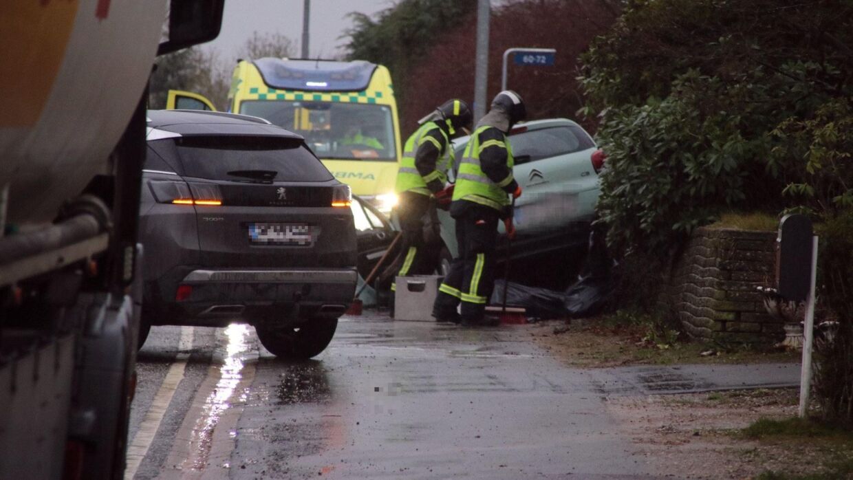En af bilerne blev så skadet, at den ikke kunne køre fra stedet. Foto. Presse-fotos.dk