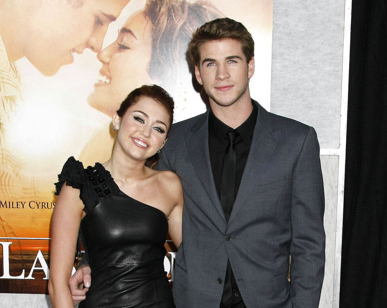 Miley Cyrus var 16 år, da hun mødte Liam Hemsworth under indspilningerne til filmen 'The Last Song', hvor de spillede kærester. Det blev de også i virkeligheden.