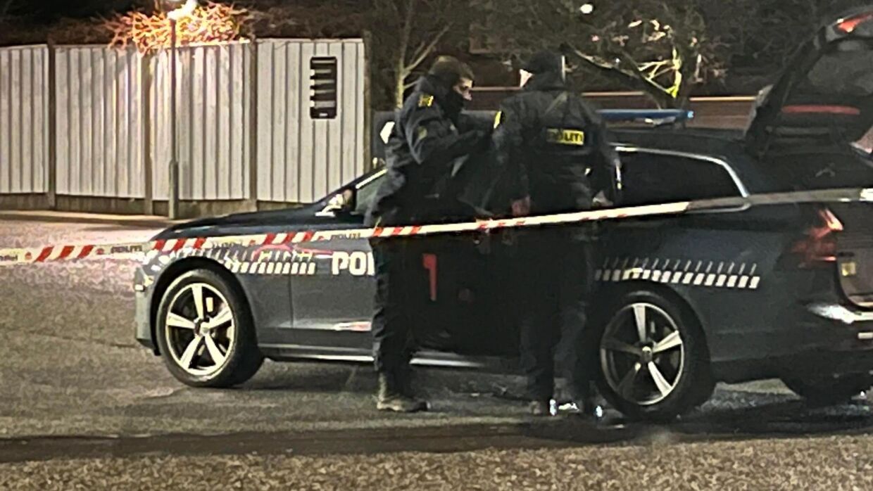 En ung mand blev stukket med kniv i ryggen på en tankstation i Aarhus søndag aften. 