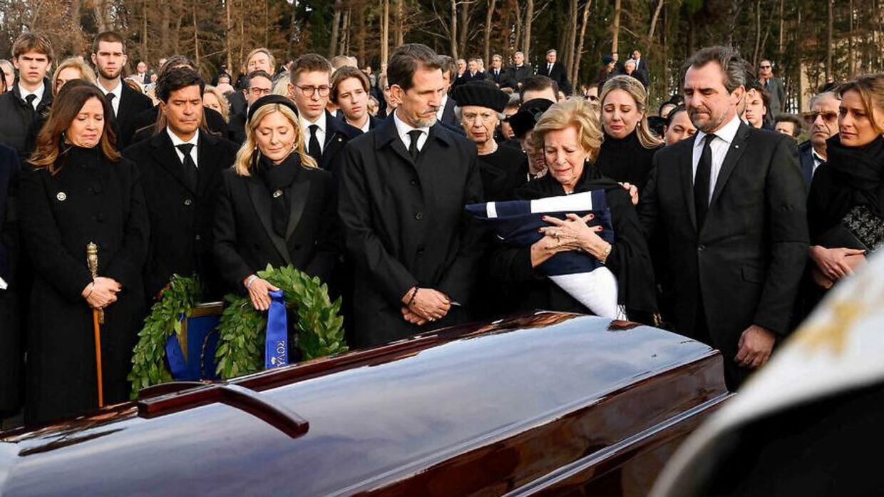 Dronning Anne-Marie var i stor sorg, da hun mandag sagde et sidste farvel til sin mand. Dronning Margrethe lagde en hånd på hendes skulder som støtte.