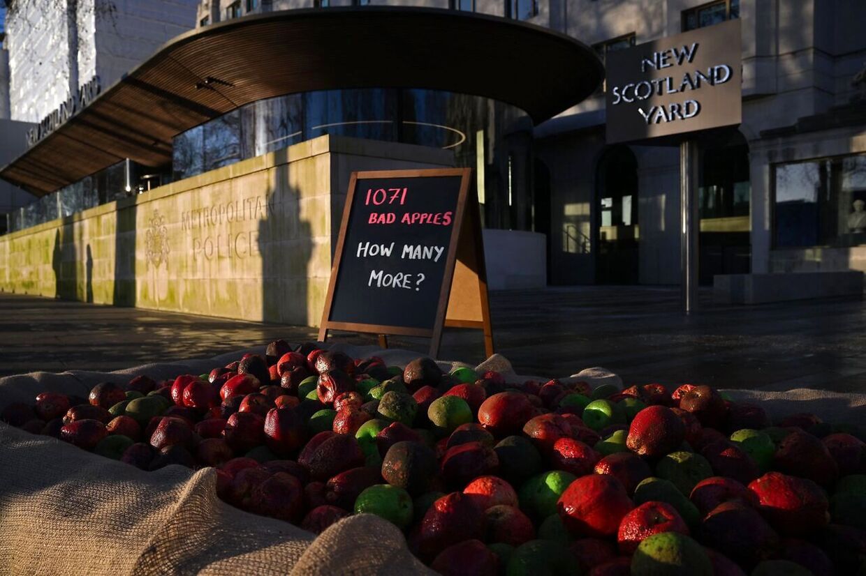 '1.071 rådne æbler' lyder teksten på en kurv fuld af æbler placeret foran Scotland Yards hovedkvarter i London. De 1.071 rådne æbler referer til de mere end 1000 ansatte ved politiet, der i løbet af de sidste ti år, er blevet mistænkt eller anklaget for sekusalforbrydelser.