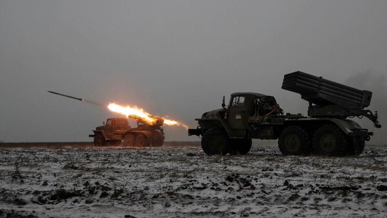 Ukrainsk miltær affyrer artilleri mod russiske stillinger tæt ved Bakhmut i det østlige Ukraine. &nbsp;