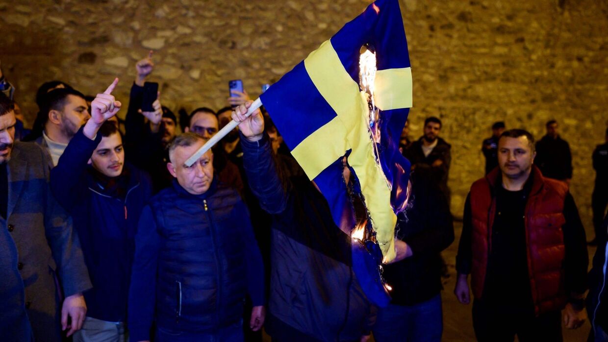 En gruppe demonstranter brændte lørdag aften et svensk flag foran Sveriges konsulat i Istanbul. Det skete på dagen, hvor Rasmus Paludan havde brændt en koran foran Tyrkiets ambassade i Sverige.