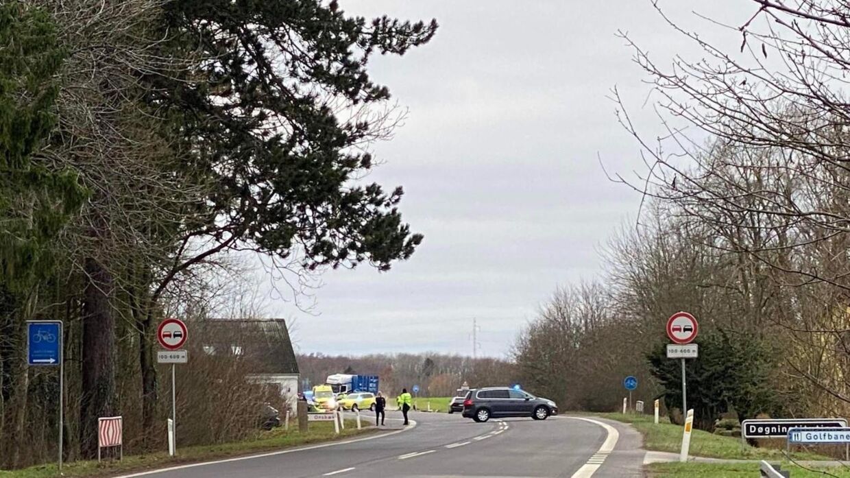 En person mistede tirsdag formiddag livet i en trafikulykke på Bornholm. 