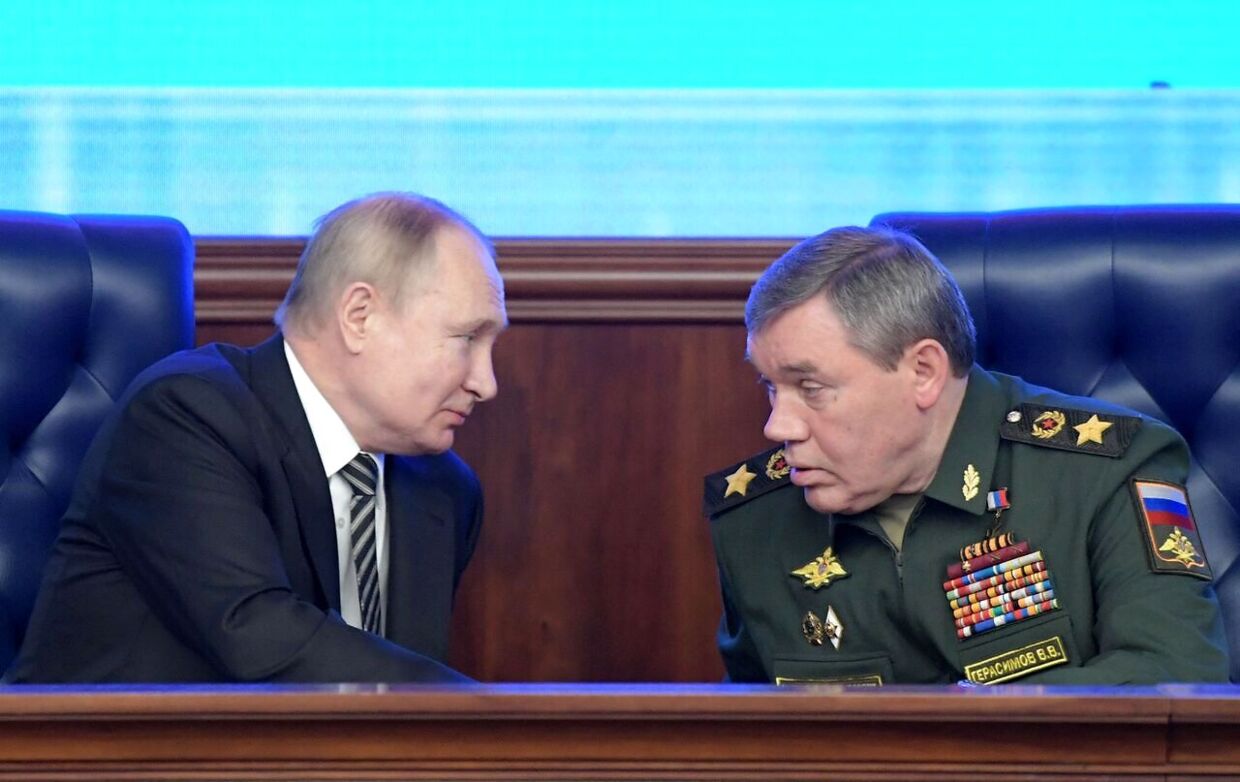 Valerij Gerasimov (th.) er praktisk talt at regne for Ruslands nummer tre. Her ses han med nummer et, præsident Vladimir Putin.