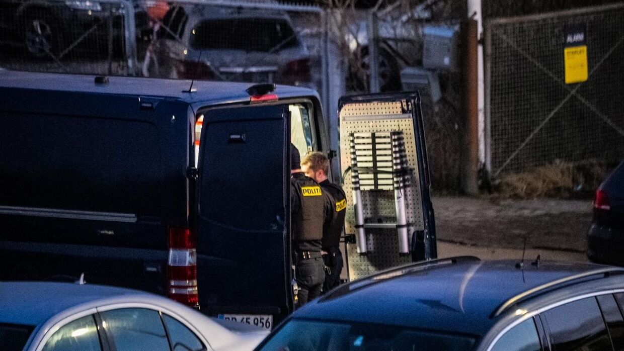 Politiet i fuld gang med en ransagning på en adresse i Sydhavnen.