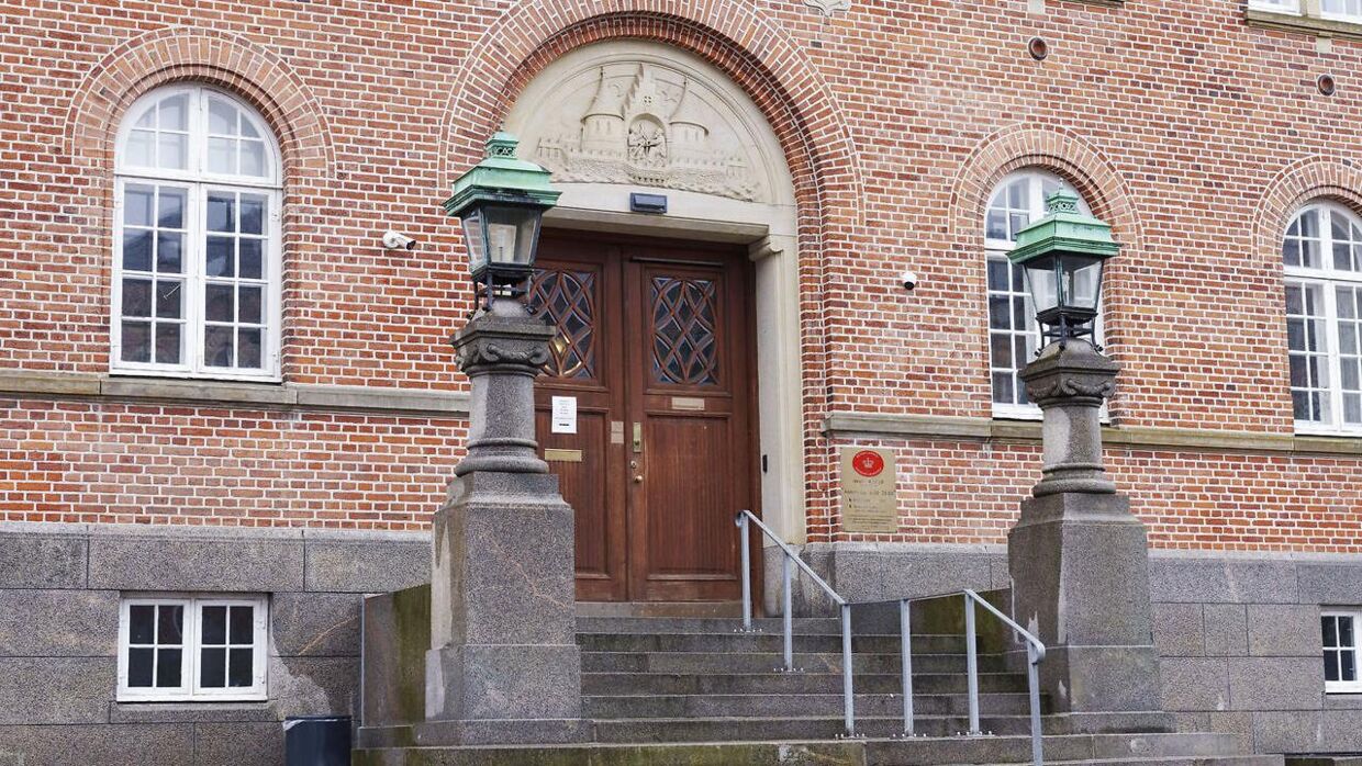 En 88-årig mand er ved Retten i Aarhus idømt tre års fængsel for blufærdighedskrænkelse og seksuelle overgreb på to børnebørn og et oldebarn (arkivfoto).