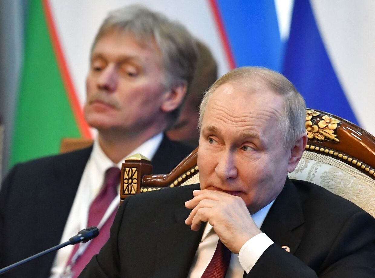 Her ses et billede af talsmanden for Kreml, Dmitrij Peskov, sammen med den russiske præsident, Vladimir Putin.