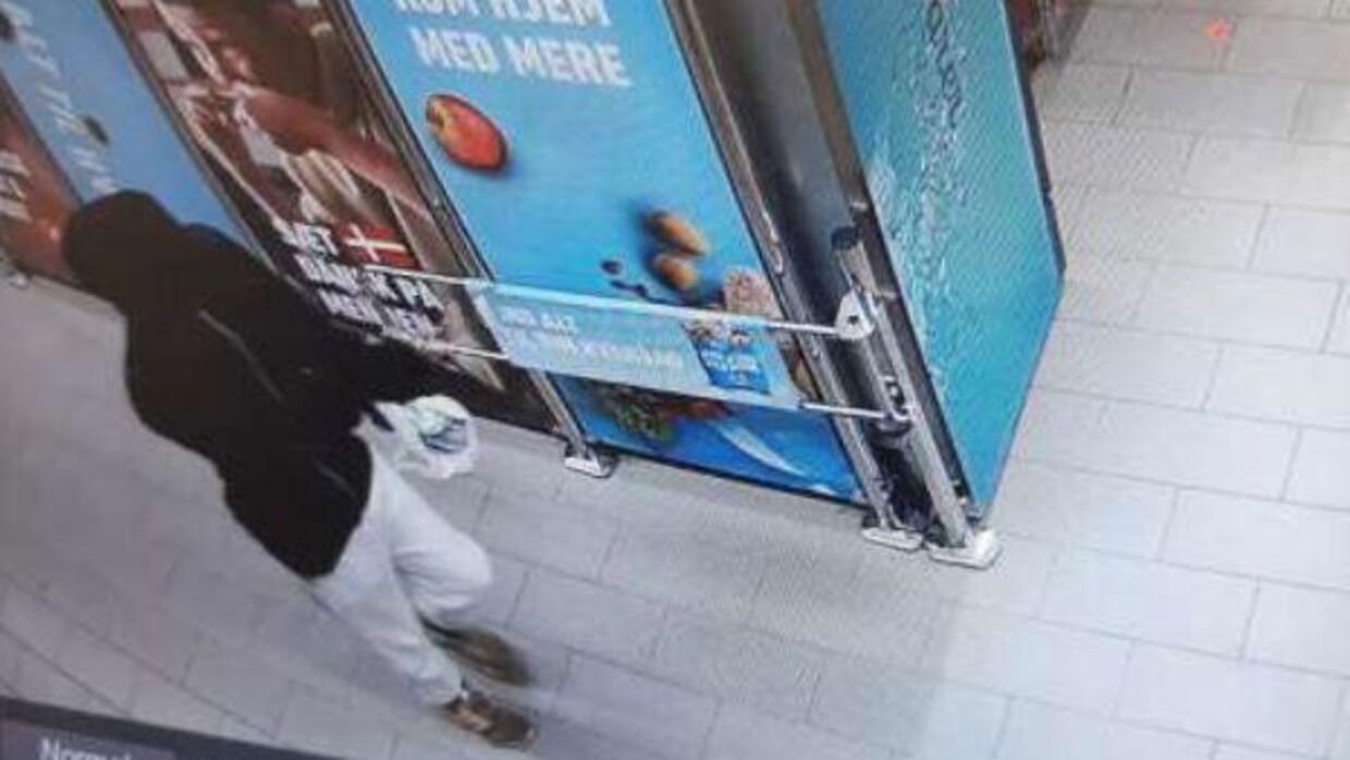 Syd- og Sønderjyllands Politi efterlyser en gerningsmand til et røveri i Aldi i Vejen.