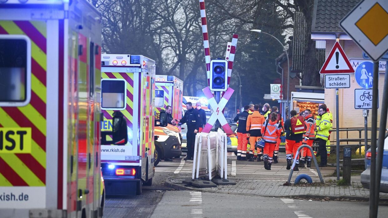 Tysk redningspersonale er ifølge avisen Bild massivt til stede på stationen i Brokstedt. Jonas Walzberg/Ritzau Scanpix