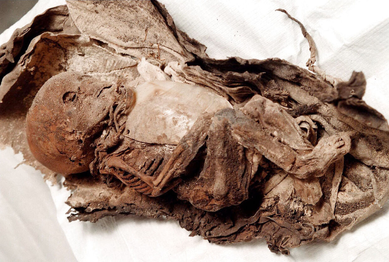 For en egypter sluttede livet ikke med døden. Sjælene, Ka'en og Ba'en, levede videre, men ville dø, hvis legemet forsvandt. Derfor begyndte egypterne cirka 2700 f.Kr. at balsamere de døde. Kilde: Nationalmuseet. Her en mumificeret baby fundet i en bjeghule nær Antofagasta de la Sierra i Argentina, estimeret til at være mellem 1500 og 2000 år gammel.