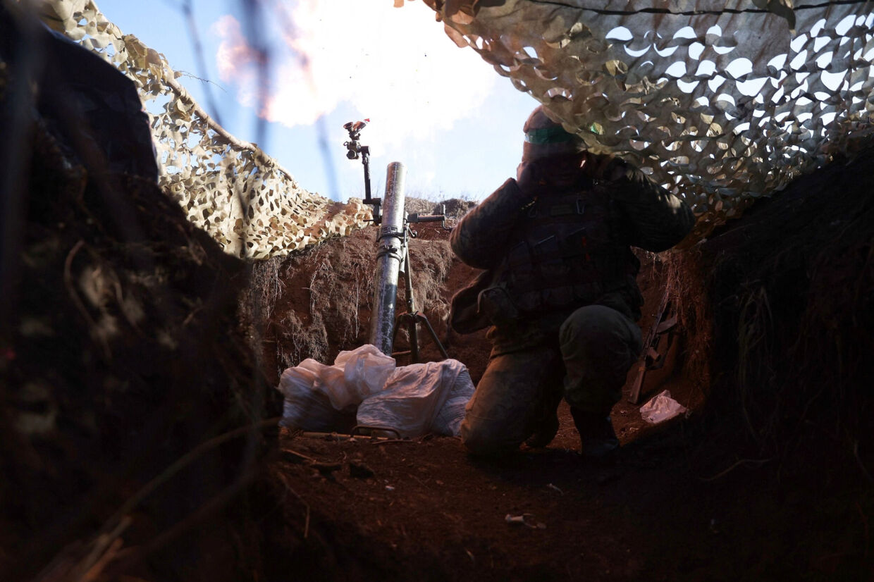 Ukrainske soldater affyrer mortergranater i Donetsk-regionen. I Vuhledar, der også ligger i Donetsk, foregår der i øjeblikket heftige kampe. Anatolii Stepanov/Ritzau Scanpix